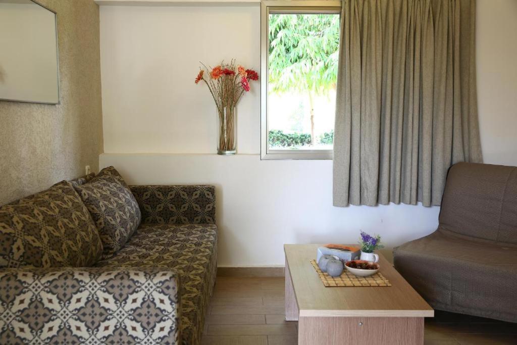 Eilot Kibbutz Country Lodging Eilat Esterno foto